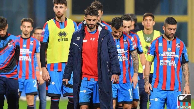 La delusione del Catania dopo la sconfitta col Potenza