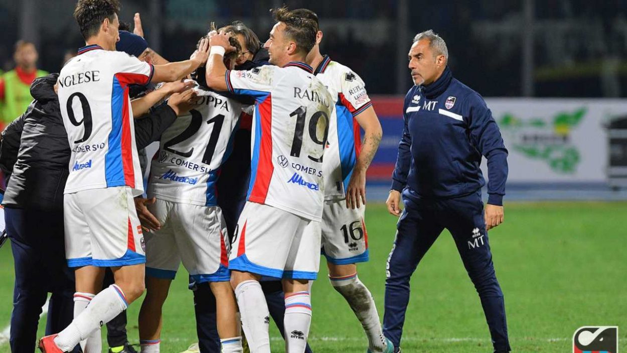 Il Catania esulta sotto lo sguardo di Toscano dopo la vittoria sul Sorrento