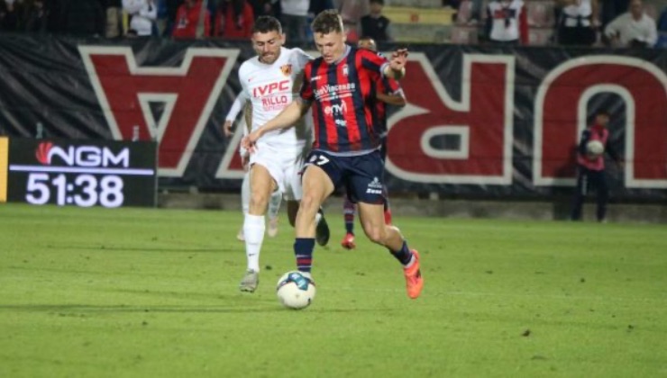 Oviszach con la maglia del Crotone, crediti Fc Crotone, www.lacasadic.com