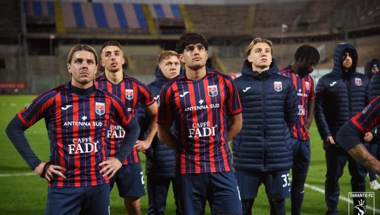 I giocatori del Taranto sotto la curva - Credits: Taranto F.C. 1927