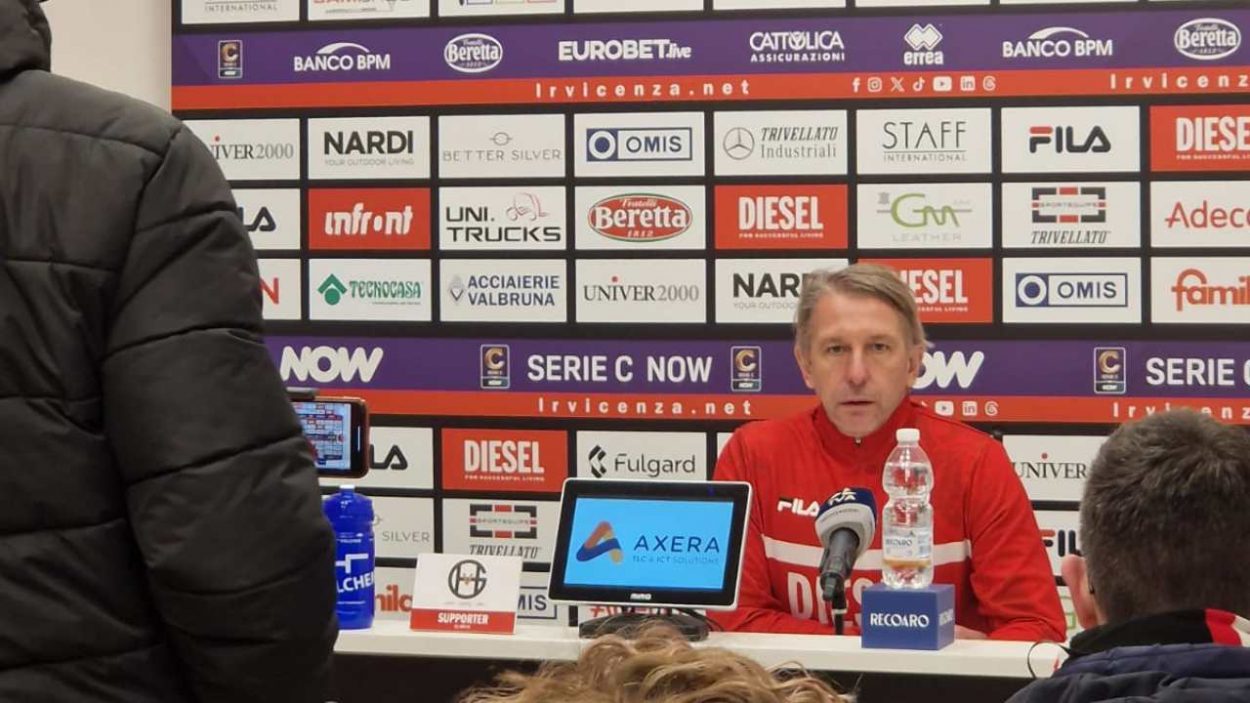 L'allenatore del Vicenza Vecchi in conferenza stampa