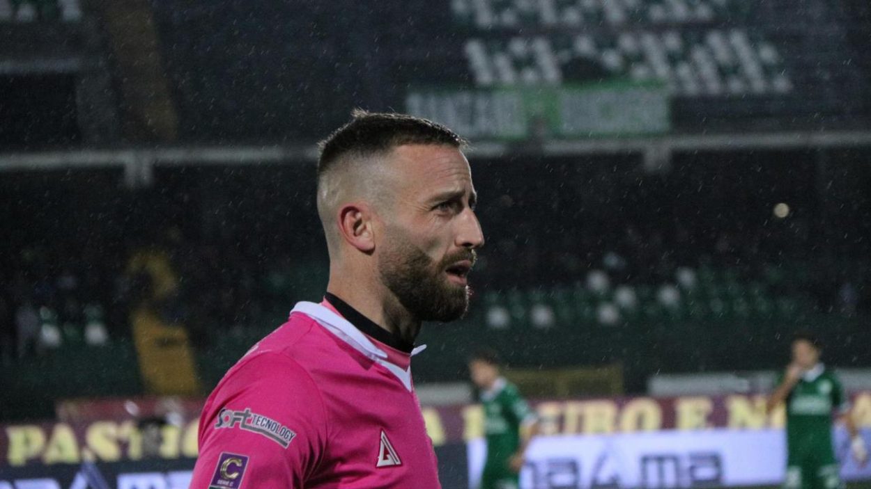 Anthony Iannarilli con la maglia dell'Avellino _ www.lacasadic.com