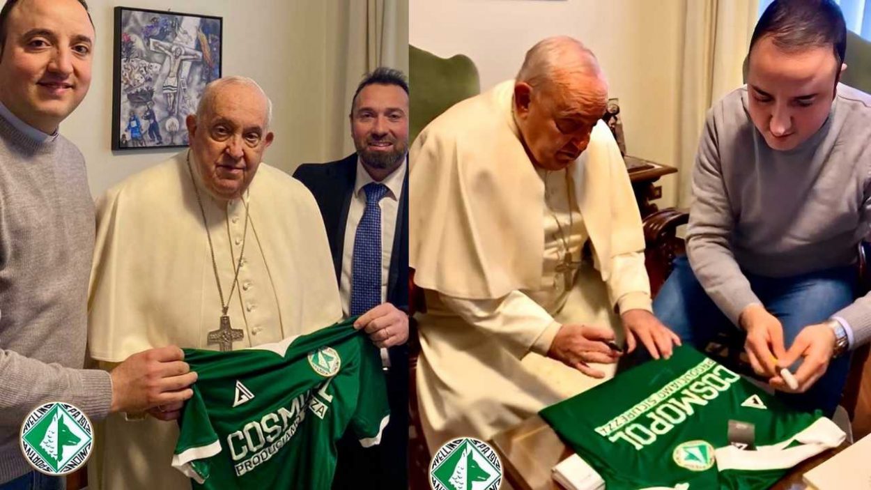 Avellino, il Papa firma la maglia