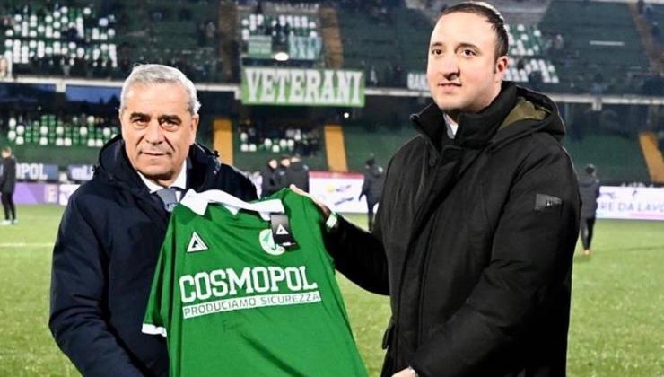 Avellino, il Papa firma la maglia