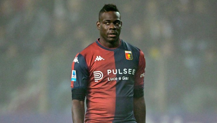 Balotelli con la maglia del Genoa