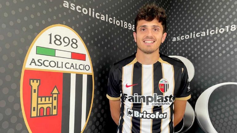 Gianluca Carpani con la maglia dell'Ascoli