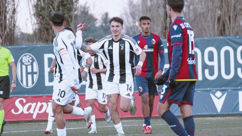 Gianmarco Di Biase con la maglia della Juventus (Credit_ Martina Cutrona) _ www.lacasadic.com