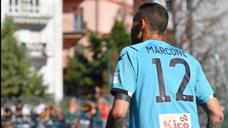 Richard Marcone con la maglia del Sorrento