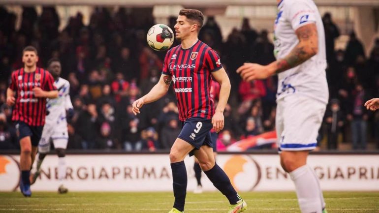 Mattia Rossetti con la maglia del Campobasso nel 2022 (Credit_ Campobasso) _ www.lacasadic.com