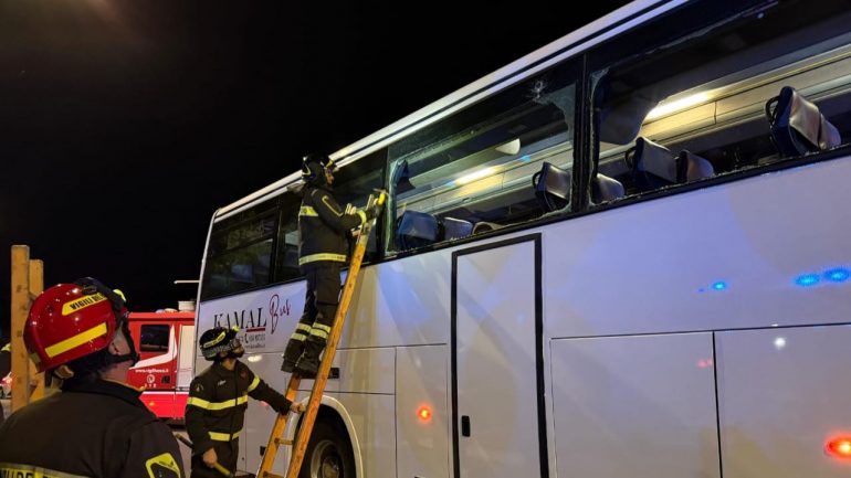 L'autobus dei tifosi del Pontedera dopo la sassaiola / Credit: US Città di Pontedera / www.lacasadic.com