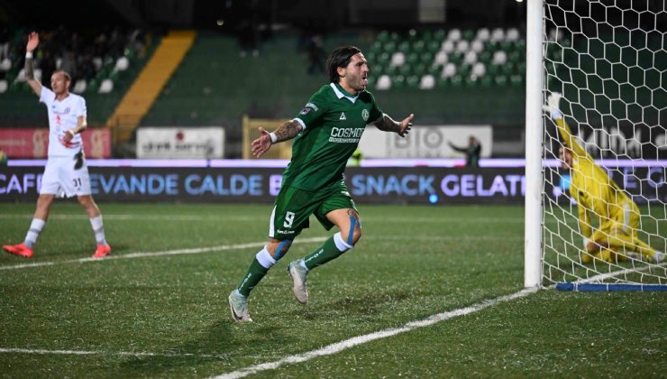 Cosimo Patierno esulta dopo un gol con l'Avellino / Credit: Mario D'Argenio / www.lacasadic.com