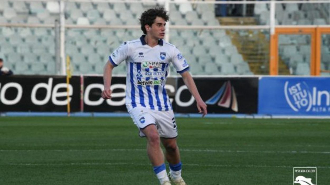 Matteo Dagasso con la maglia del Pescara - credit: Pescara - www.lacasadic.com