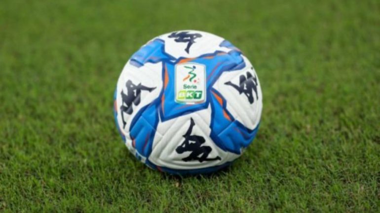 Il pallone della Serie B (IMAGO)