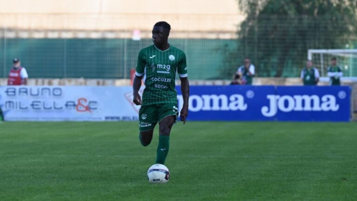 Moustapha Yabre con la maglia del Monopoli . Credit Monopoli