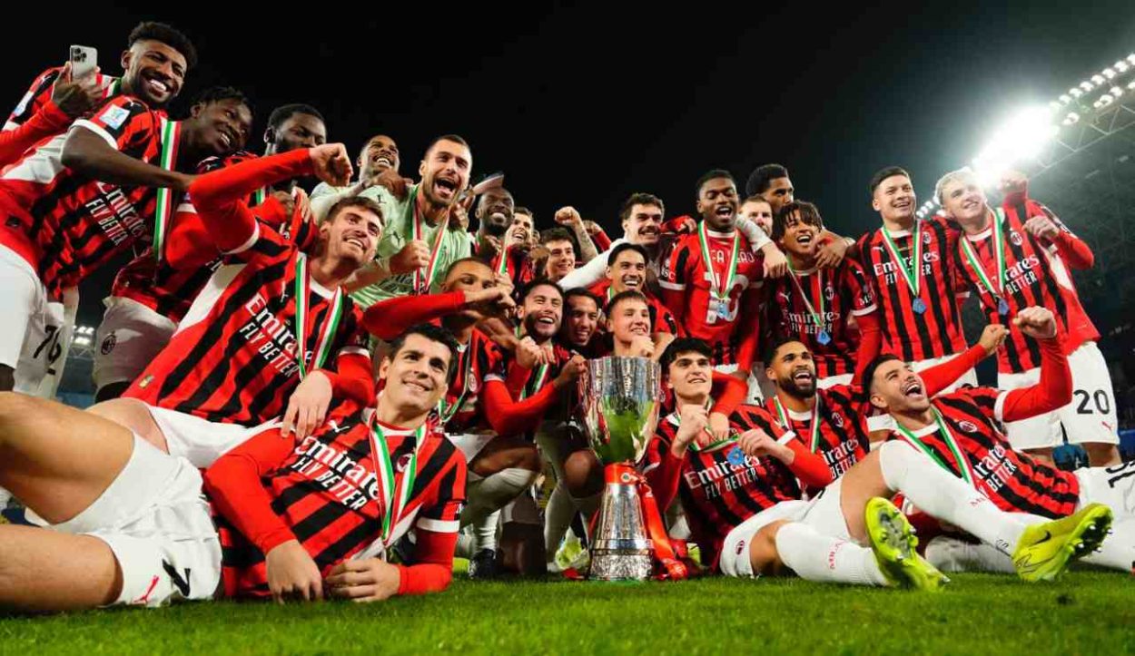 Il Milan festeggia la Supercoppa italiana (foto Imago)