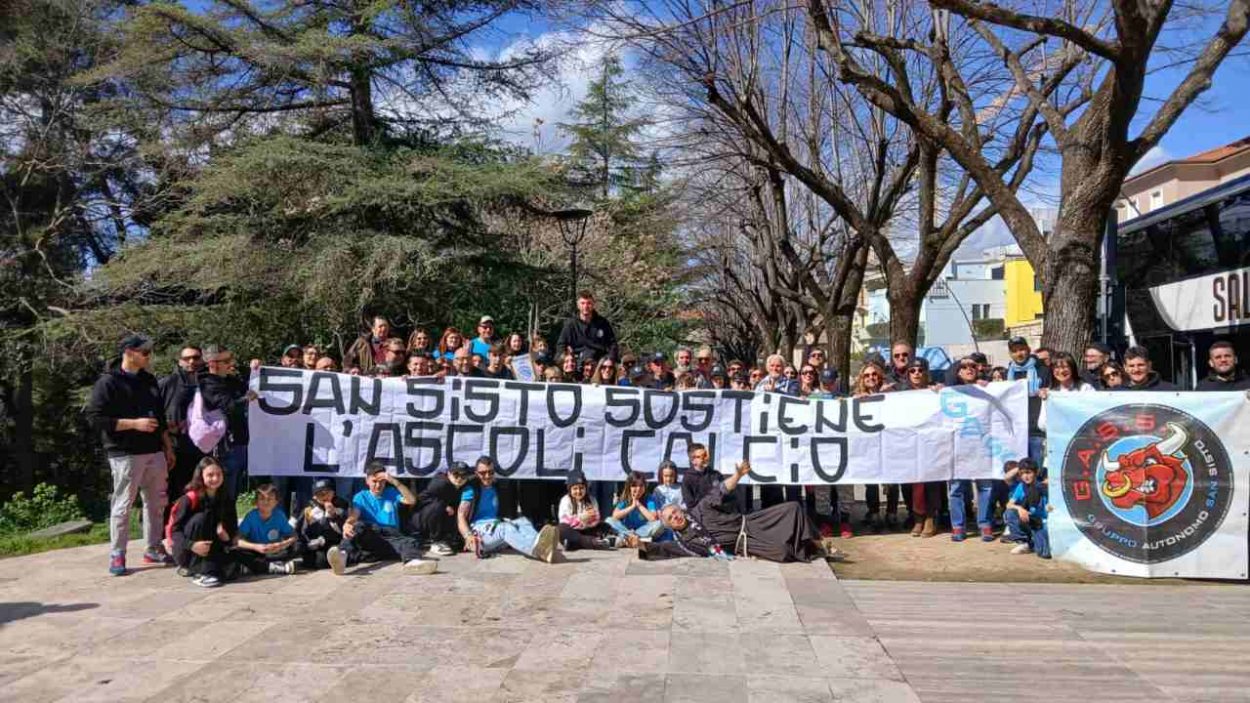 Padre Pierluigi ad Ascoli con i ragazzi di San Sisto