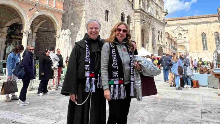 Padre Pierluigi in piazza ad Ascoli